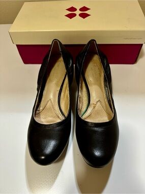 Naturalizer Black Leather Round-Toe Pumps